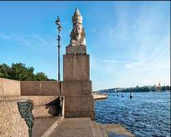 The granite-clad embankment is also an important tourist attraction on the river which is spread more than 100 kilometers in area. The suspension brid